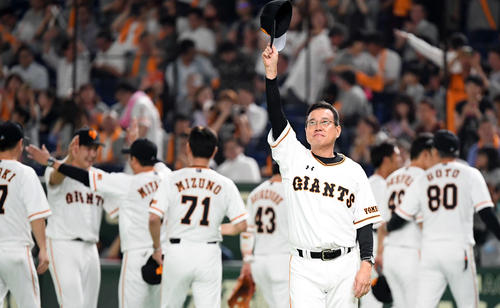 巨人対中日　中日に快勝し、ファンの声援に応える巨人原辰徳監督（撮影・たえ見朱実）