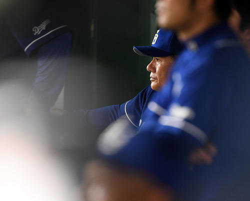 巨人対中日　ベンチで厳しい表情を見せる中日与田剛監督（撮影・たえ見朱実）