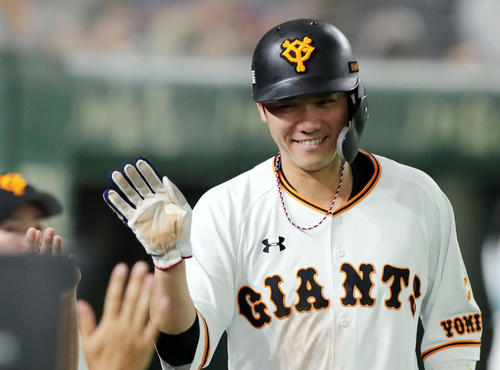 巨人対中日　1回裏巨人2死満塁、ビヤヌエバの押し出しの死球で生還した坂本勇は笑顔でナインの出迎えを受ける（撮影・垰建太）