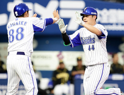 DeNA対阪神　3回裏DeNA2死、佐野（右）は右翼に先制ソロ本塁打を放ち、ハイタッチで生還（撮影・浅見桂子）