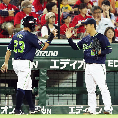 6回表ヤクルト2死二塁、田中広の失策で勝ち越しの生還を果たし、小川（右）に迎えられる青木（撮影・前田充）