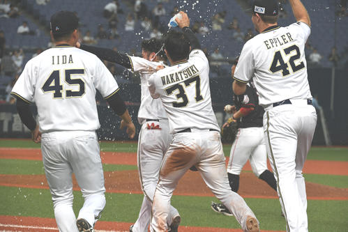 オリックス対ロッテ　サヨナラのヒーロー大城滉二（中央）はナインからウオーターシャワーを受ける（撮影・渦原淳）