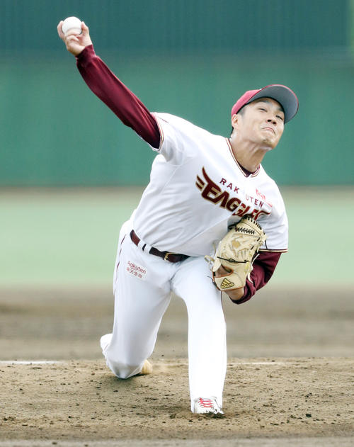 イースタンリーグのヤクルト戦で力投する楽天則本（撮影・野上伸悟）
