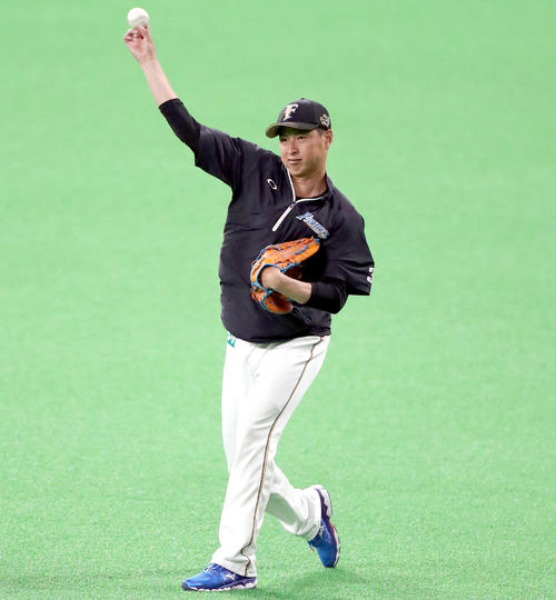 日本ハム対西武　キャッチボールをする日本ハム村田（撮影・佐藤翔太）