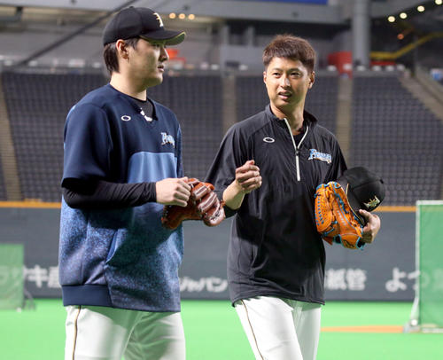 日本ハム対西武　練習を終え日本ハム有原（左）と会話をしながら引き揚げる村田（撮影・佐藤翔太）