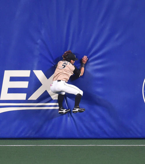 中日対日本ハム　1回裏中日無死二塁、中日・高橋の打球を好捕する大田（撮影・森本幸一）