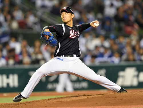 先発で力投するロッテ小島和哉投手（2019年4月4日撮影）