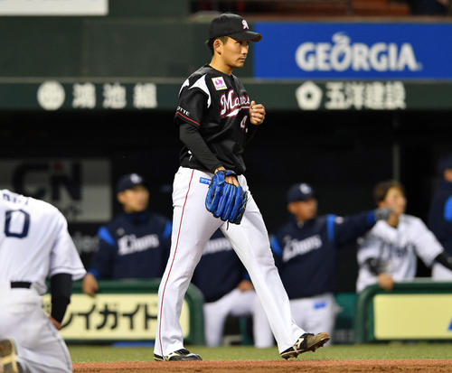 適時打を浴び肩を落とすロッテ小島（右手前）（2019年4月4日撮影）