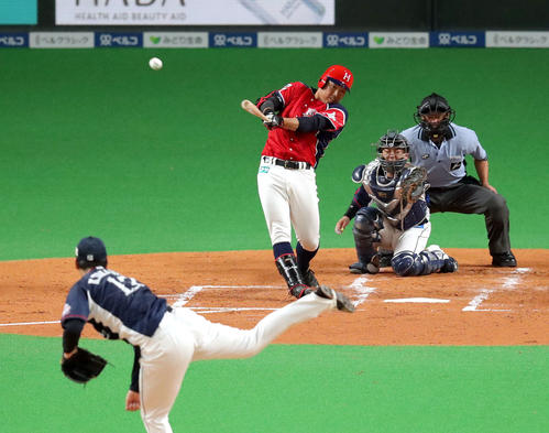 日本ハム対西武　2回裏日本ハム無死二、三塁、宇佐見は適時二塁打を放つ（撮影・佐藤翔太）