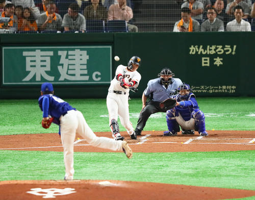 巨人対中日　1回裏巨人無死、先頭打者本塁打を放つ亀井。投手清水（撮影・足立雅史）