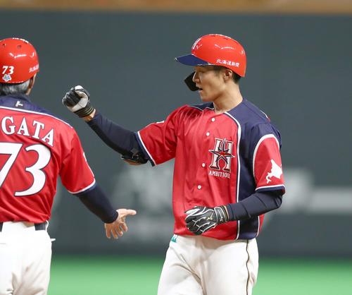 日本ハム対西武　2回裏日本ハム無死一、三塁、左前適時打を放ちガッツポーズの石井（撮影・黒川智章）