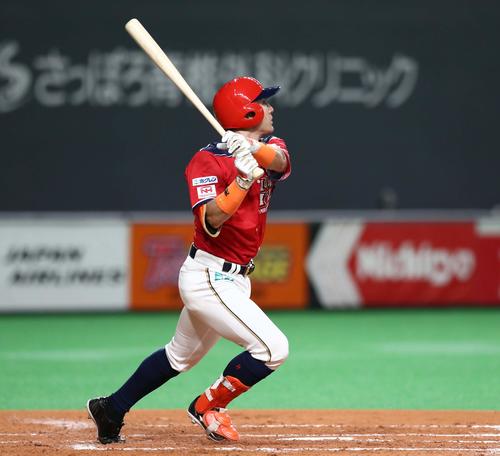 日本ハム対西武　2回裏日本ハム無死満塁、走者一掃の3点適時二塁打を放つ杉谷（撮影・黒川智章）