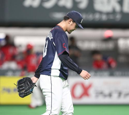 日本ハム対西武　2回裏、8連打され肩を落とす高橋光（撮影・黒川智章）