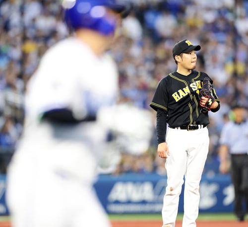 DeNA対阪神　3回裏DeNA2死、佐野（手前）に右翼先制ソロ本塁打を浴び、悔しそうに打球を見つめる西（撮影・浅見桂子）