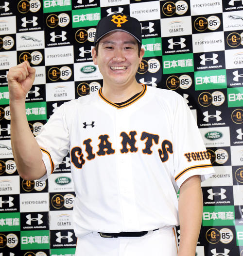 巨人対中日　中日に完封勝利した巨人菅野はヒーローインタビューを終え照れながら笑顔で写真に納まる（撮影・垰建太）