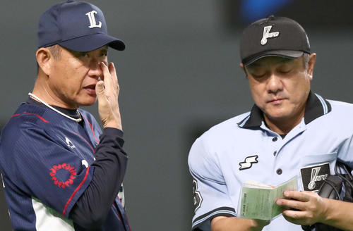 日本ハム対西武　渋い表情で選手交代を告げる辻監督（撮影・黒川智章）