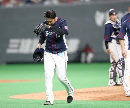 日本ハム対西武　2回途中で降板する高橋光（撮影・黒川智章）