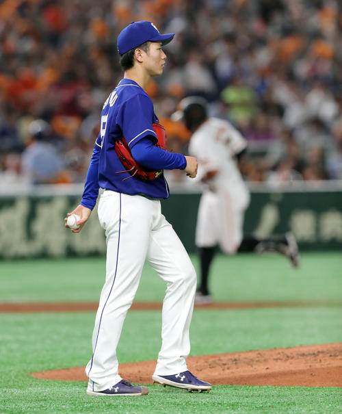 巨人対中日　3回裏巨人2死、ビヤヌエバ（後方）にソロ本塁打を浴びる清水（撮影・垰建太）