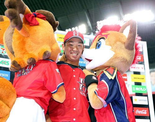 日本ハム対西武　札幌ドーム初お立ち台の宇佐見はマスコットたちに祝福される（撮影・黒川智章）