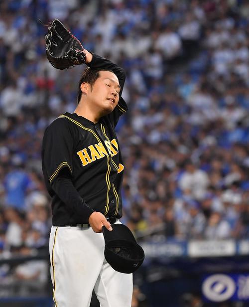 DeNA対阪神　3回裏DeNA攻撃終了、先制を許した西は、汗をぬぐいながらベンチに引き揚げる（撮影・上田博志）