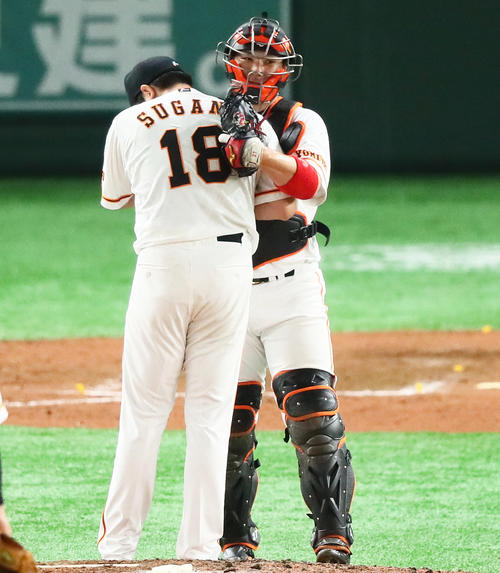 巨人対中日　完封勝利を飾った巨人菅野（左）は捕手炭谷と抱き合い喜ぶ（撮影・足立雅史）
