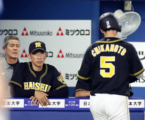 DeNA対阪神　7回表阪神1死、近本（右）は左飛に倒れ、がっくりの矢野監督（左）（撮影・浅見桂子）