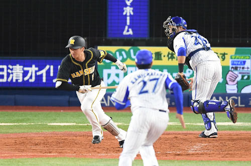 DeNA対阪神　5回表阪神2死一、二塁、近本は振り逃げで出塁する（撮影・加藤諒）