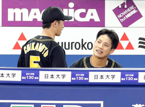 DeNA対阪神　5回裏DeNAの攻撃後、ベンチで近本（手前）と話す木浪（撮影・浅見桂子）