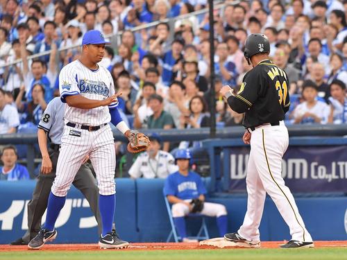DeNA対阪神　2回表阪神無死一塁、マルテは梅野の二直で一塁へ戻れず併殺となる。一塁手はロペス（撮影・上田博志）