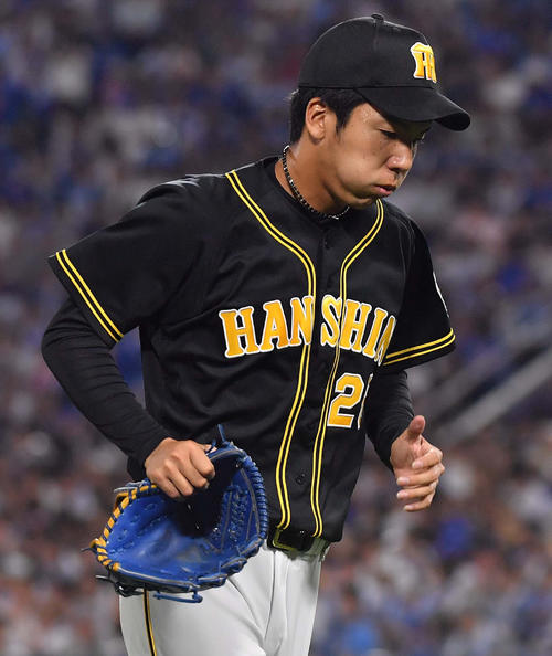 DeNA対阪神　8回に押し出し四球など2失点し頬をふくらませながら降板する小野泰己（撮影・上田博志）