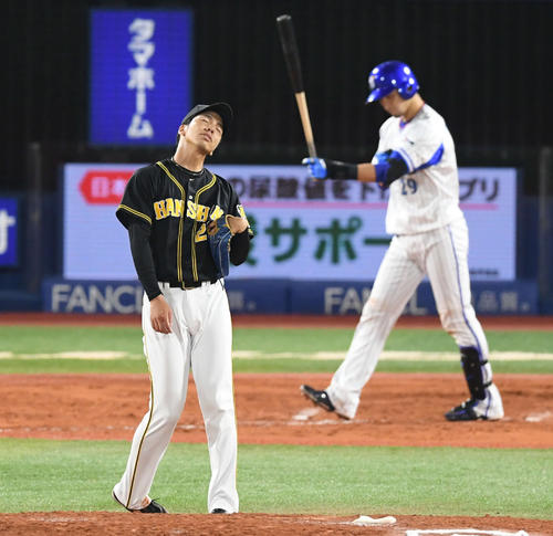 DeNA対阪神　8回裏DeNA1死満塁、伊藤に押し出しの四球を与え、肩を落とす3番手小野（撮影・加藤諒）