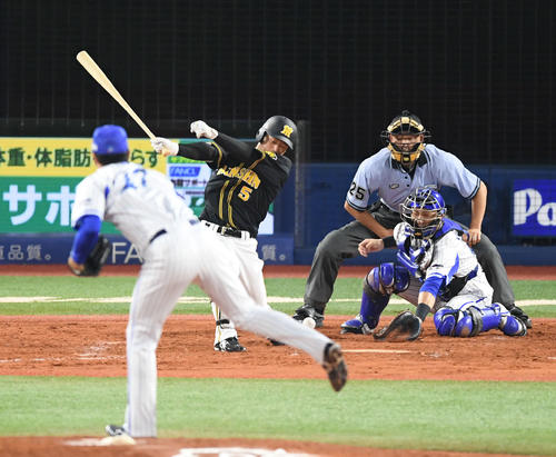 DeNA対阪神　5回表阪神2死一、二塁、近本は振り逃げで出塁する（撮影・加藤諒）