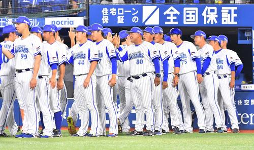 DeNA対阪神　阪神に勝利しナインとハイタッチするアレックス・ラミレス監督（中央）（撮影・上田博志）