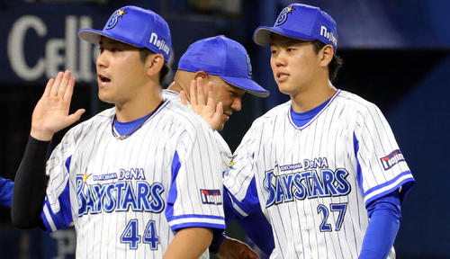 DeNA対阪神　5勝目を飾った上茶谷（右）は、ラミレス監督（奥）とハイタッチ。手前は佐野（撮影・浅見桂子）