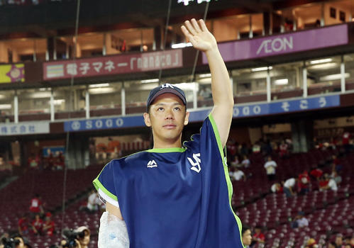 広島対ヤクルト　広島に勝利し、ヤクルトファンの声援に応える小川（撮影・前田充）