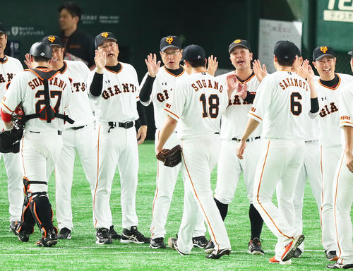 巨人対中日　完封勝利を飾った巨人菅野（中央右18）をタッチで迎える原監督（同左）（撮影・足立雅史）