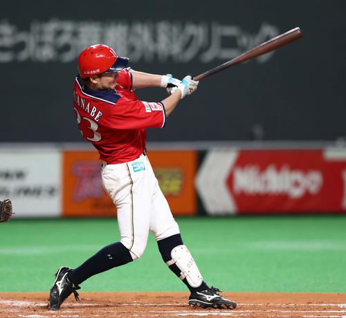 日本ハム対西武　2回裏日本ハム無死一、二塁、左越え適時二塁打を放つ渡辺（撮影・黒川智章）