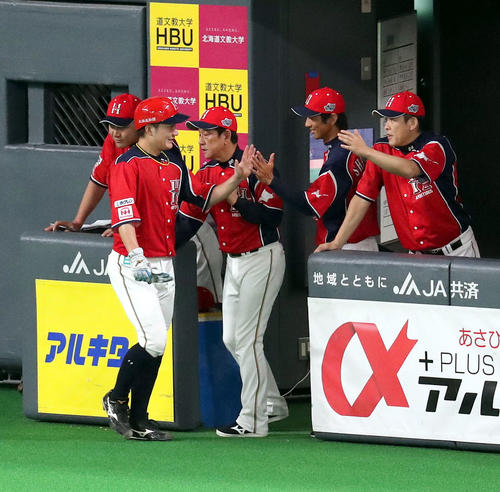日本ハム対西武　2回裏日本ハム無死二、三塁、清水の右前適時打で生還し栗山監督に出迎えられる渡辺（左）（撮影・佐藤翔太）