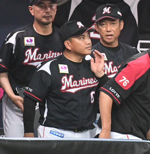 オリックス対ロッテ　7回表勝ち越し、投手交代告げにベンチを出るロッテ井口資仁監督　（撮影・渦原淳）