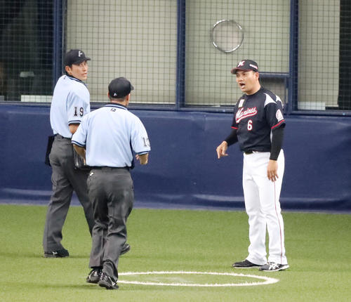 オリックス対ロッテ　10回裏オリックス1死満塁、大城の遊ゴロ適時内野安打で生還した三走安達のスライディングに猛抗議する井口監督（撮影・加藤哉）