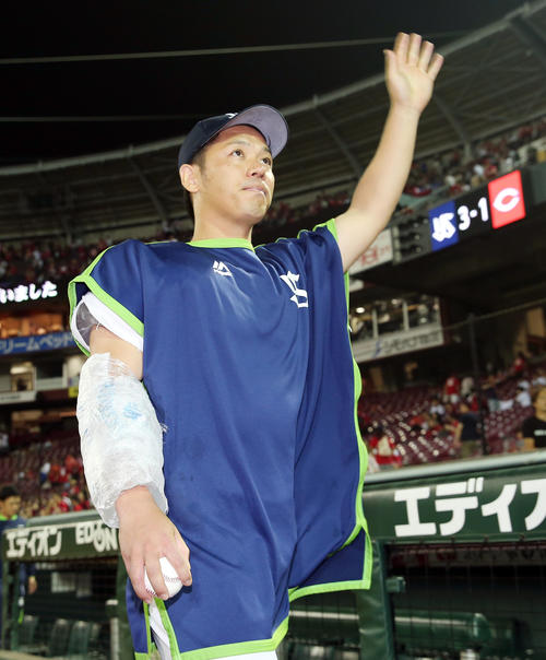 広島対ヤクルト　広島に勝利し、ヤクルトファンの声援に応える小川（撮影・前田充）