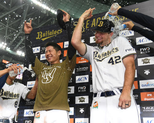 オリックス対ロッテ　お立ち台でウオーターシャワーを受ける若月（左）とエップラー（撮影・渦原淳）