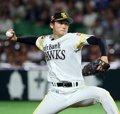 3番手で登板するソフトバンク高橋純（撮影・栗木一考）