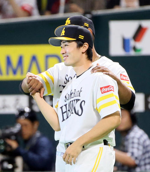 ソフトバンク対楽天　2勝目を飾りグラシアル（後方）と握手を交わす和田（撮影・栗木一考）