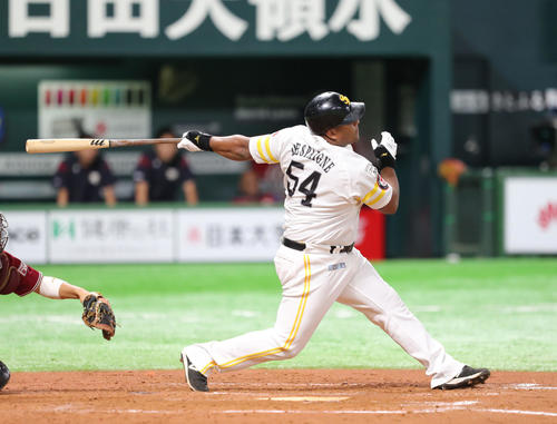 7回裏1死満塁、ソフトバンク・デスパイネは本塁打を放つ（撮影・梅根麻紀）