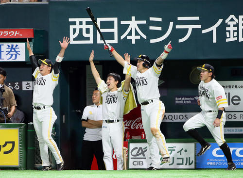 7回裏1死満塁、ソフトバンク和田（右から3人目）はデスパイネの満塁本塁打にバンザイする（撮影・栗木一考）