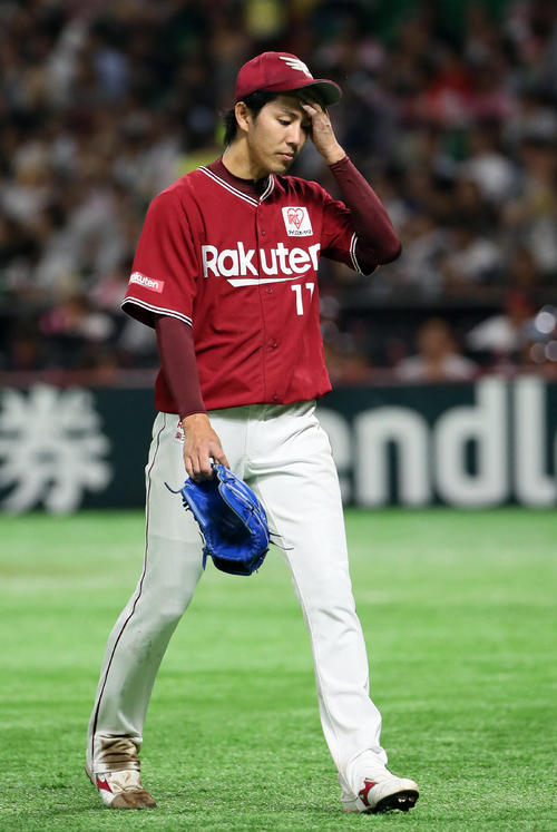 7回裏1死満塁、ソフトバンク・デスパイネに満塁本塁打を浴び、降板する楽天岸（撮影・栗木一考）
