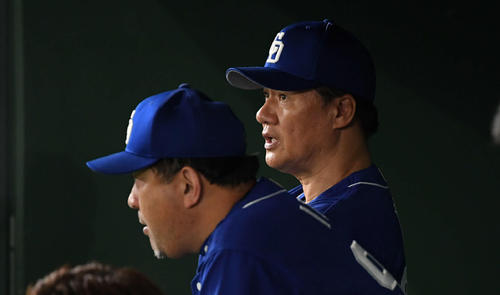 ベンチで厳しい表情を見せる中日与田監督（右）（撮影・たえ見朱実）