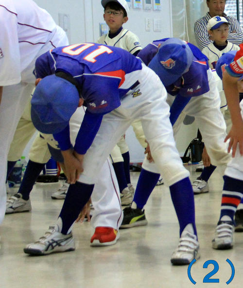足を肩幅くらいに開き、左手を下、右手を上にして左ひざに置く