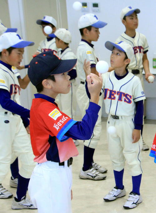 手首をひねって、まっすぐ上にボールをはじく動作を繰り返させる
